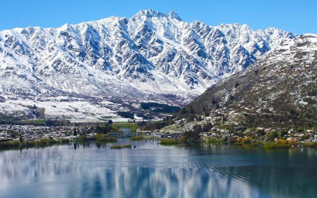 Remarkable Lake View Townhouse Queenstown Hill