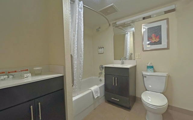 Candlewood Suites Indianapolis Downtown Medical District by IHG
