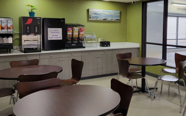 Super 8 by Wyndham Aurora/Naperville Area