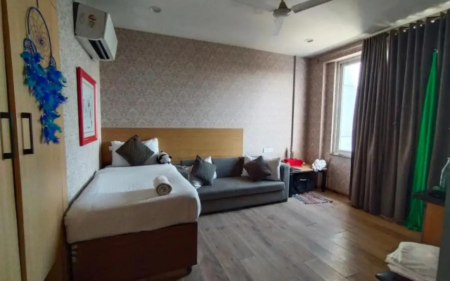 Saltstayz Select - Near Sohna Road City Center