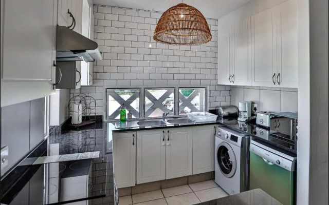 32 Akrotiri - Families only