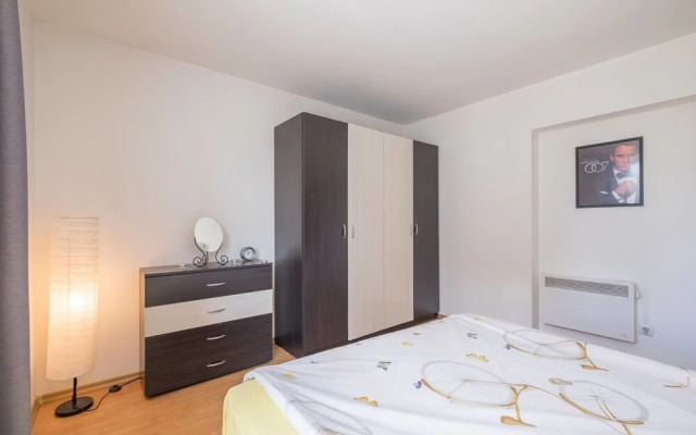 FM Economy 2-BDR Apartment - James Bond's