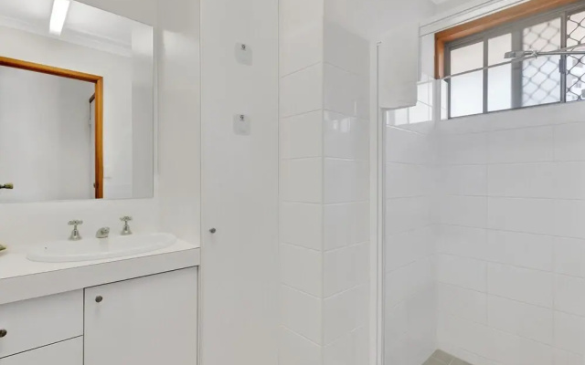 Tranquil 2-bed Townhouse Close to Beach