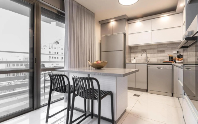 Renovated 2 BR with 2 BTH front Mamilla Mall