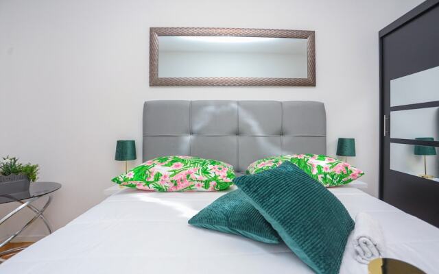 Apartment Vesna near beach with balcony