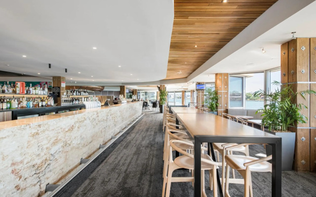 Lakes Hotel