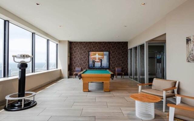 18th FL Stylish CozySuites w/ roof pool, gym #3