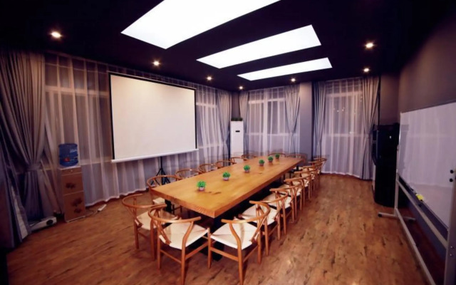 Huiqian Group Hotel (Shaotong Huandong)