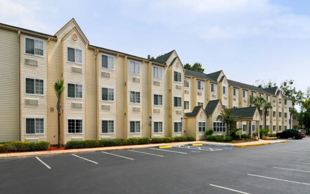 Hometown Inn & Suites Jacksonville - Butler Blvd./Southpoint