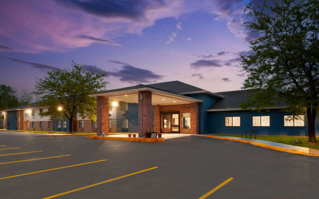 AmericInn by Wyndham Reedsburg