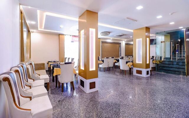 Fabhotel Swess Grand