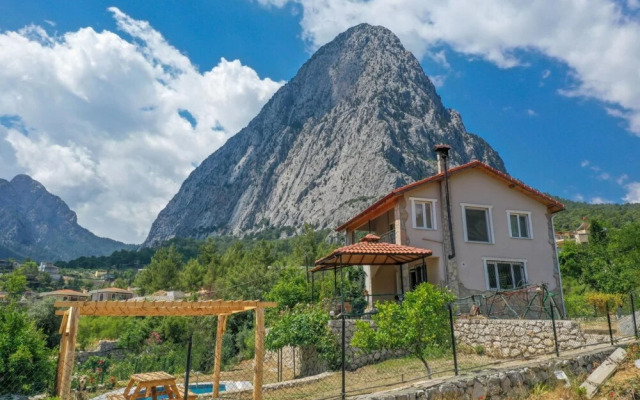 Secluded Villa With on Mountainside in Antalya