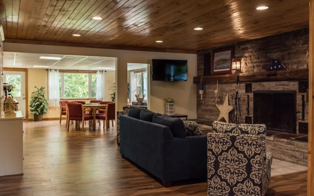 Capt.'s Inn & Suites