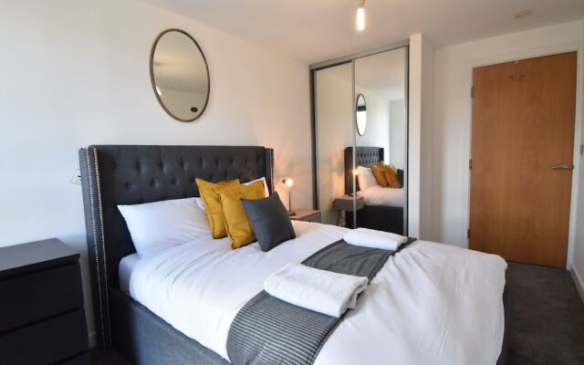 Contemporary Apartment in Sheffield near River