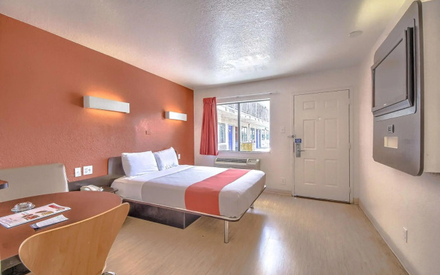 Motel 6 San Antonio, TX - Fiesta