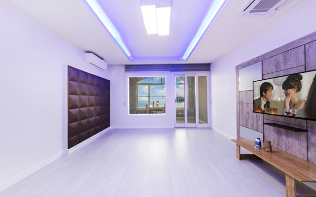Geoje Beach Mongdol House Pension