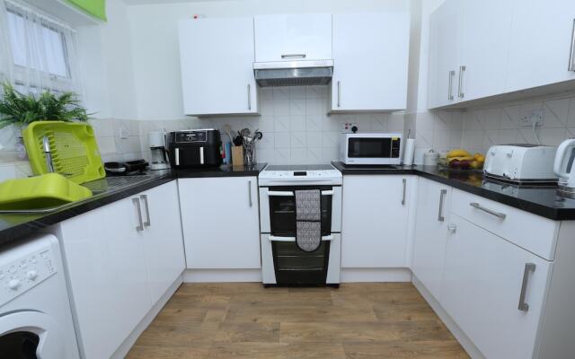 Beautiful 4-bed House in Erith