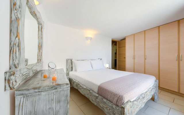 Akrotiri Apartments