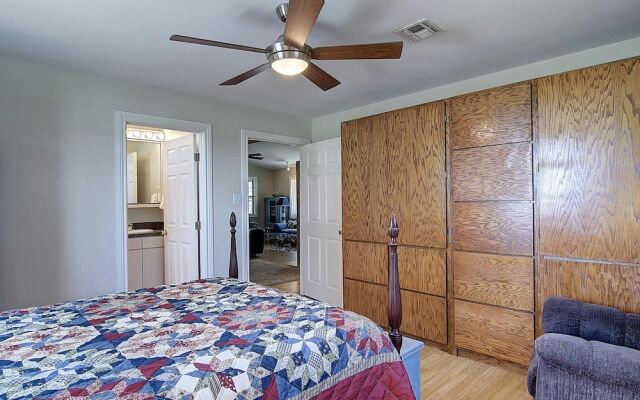 Fantasy Oaks Lodge 4 Bedroom Home by RedAwning