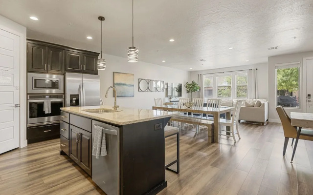 Relax In Style 4 Bedroom Townhouse