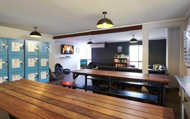 Base Airlie Beach Resort - Hostel
