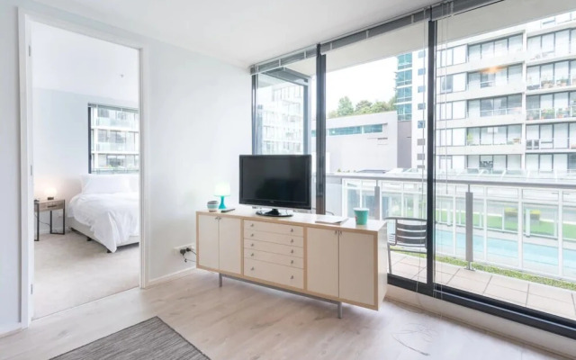 Stylish 3 Bedroom Melbourne Apartment