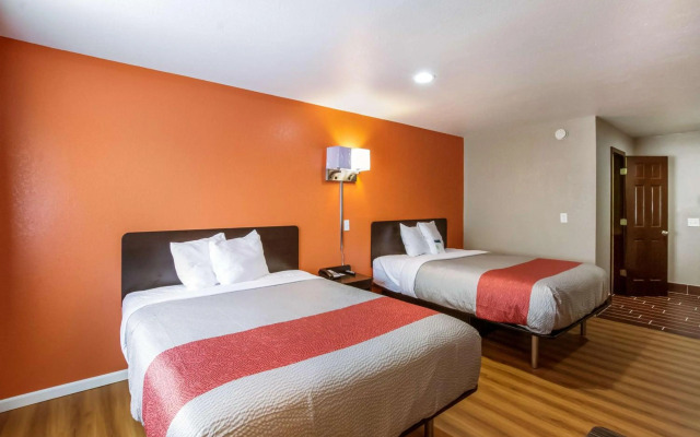 Motel 6 Rossford, OH