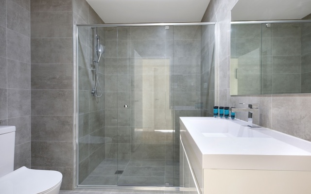 Wentworthville 2 Bedrooms 2 Bathrooms with Free Parking by KozyGuru – Bathroom – Sydney