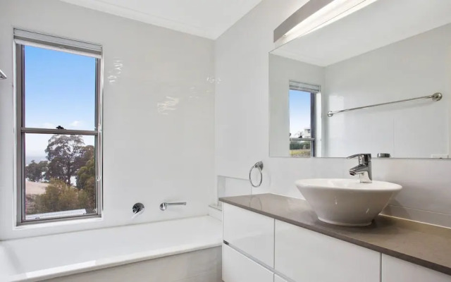 Ooranya - on Top Lake