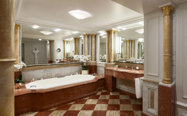 Отель Plaza Athenee