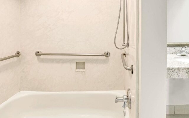 Travelodge by Wyndham Silver Spring