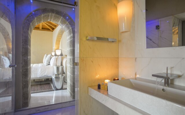 Moni Emvasis Luxury Suites