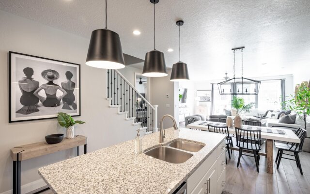 Poolside Escape At The Ledges