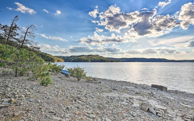 'foxtail' Cabin Retreat: Steps to Beaver Lake!