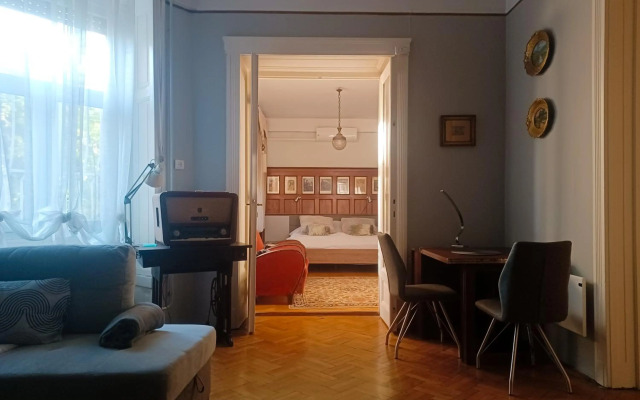 Modern Lux Parkside Apartment- Garden View