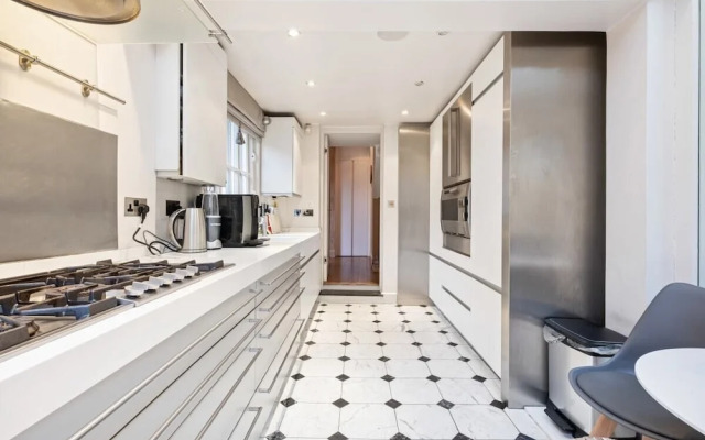 Spacious Designer 2 Bedroom Maisonette With Garden in Chelsea, London