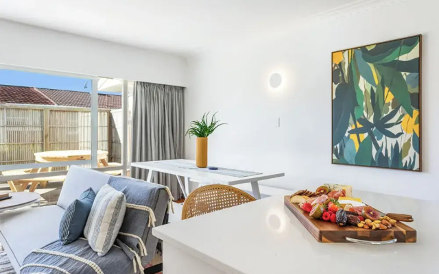 Takapuna 2 Br House Near Beach W/ Parking