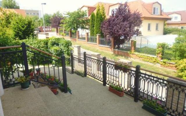 Villa Homestay Nad Helmrovkou