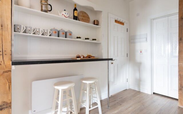 Plume Apartment by Creative Stays