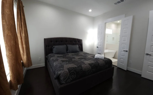 "modern 3bed Townhome. Near Nrg"