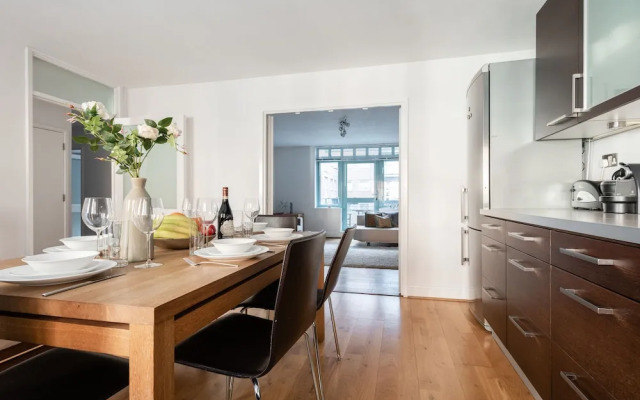 Platinum Apartment in West London 9955