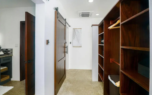 Spacious 4-bed Villa in Placencia Village w Pool