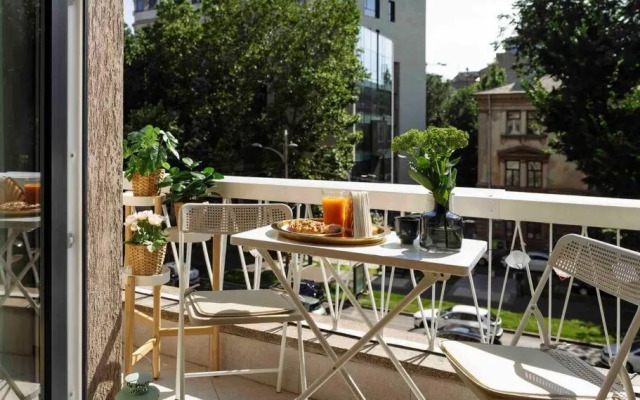 Bright 2BR Apartment - Top Location - City Balcony