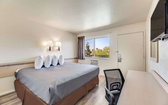 Econo Lodge Stockton near I-5 Fairgrounds