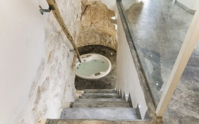 White Studio with Jacuzzi