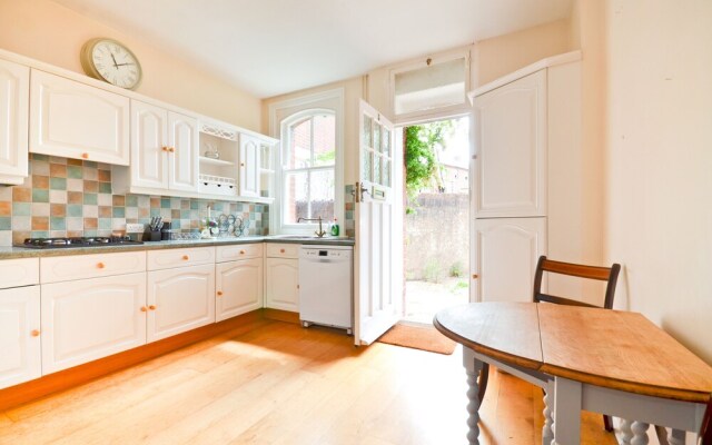 Imposing 2-bed House in Newport