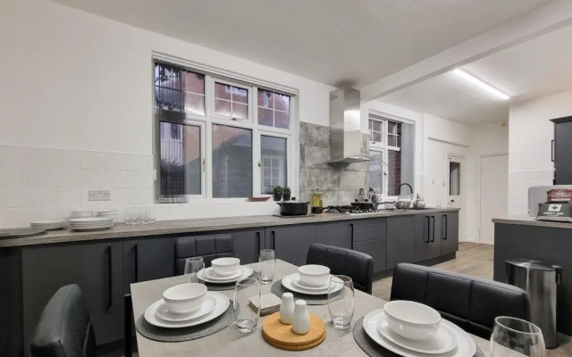 Stunning Detached Hidden King Suite Abode