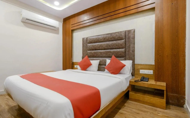 OYO 70998 Hotel Safari Inn