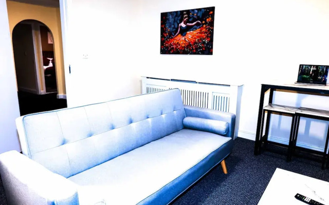 Nottingham - 5 Beds - Sleeps 11 - Garden - Parking