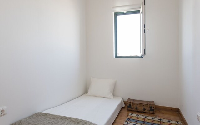 Bright and Airy Apt with balcony by LCH